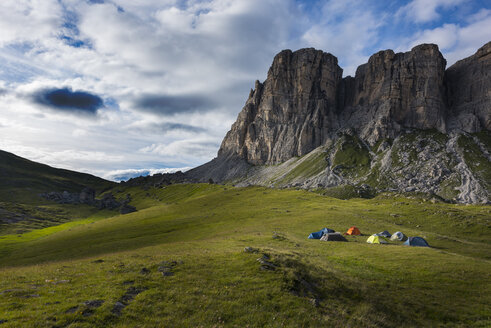 Italien, Dolomiten, Blick auf den Berg Lastoi de Formin mit Lager im Vordergrund - LOMF00392