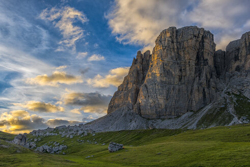 Italien, Dolomiten, Berg Lastoi de Formin bei Sonnenuntergang - LOMF00394