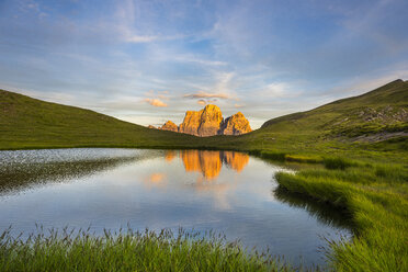 Italien, Dolomiten, Blick auf den Berg Pelmo und den Lago Delle Baste im Vordergrund bei Sonnenuntergang - LOMF00395