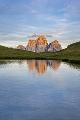 Italien, Dolomiten, Blick auf den Berg Pelmo und den Lago Delle Baste im Vordergrund bei Sonnenuntergang - LOMF00396