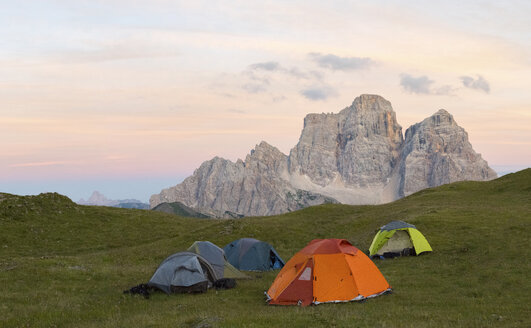 Italien, Dolomiten, Blick auf den Monte Pelmo mit Lager im Vordergrund bei Sonnenuntergang - LOMF00397