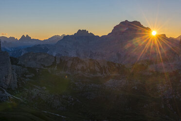 Italien, Dolomiten, Drei Zinnen und Antelao bei Sonnenaufgang - LOMF00403