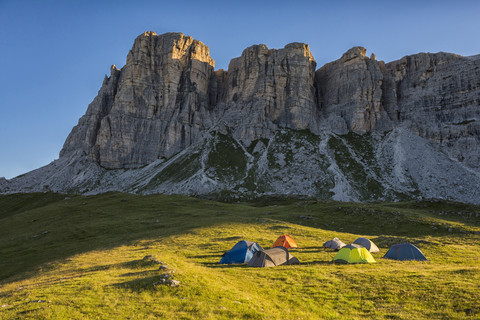 Italien, Dolomiten, Blick auf den Berg Lastoi de Formin mit Lager im Vordergrund, lizenzfreies Stockfoto