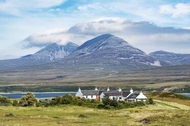 Vereinigtes Königreich, Schottland, Innere Hebriden, Isle of Islay, Blick über Islay-Sund zur Isle of Jura mit dem Berg Paps of Jura - ELF01800