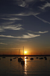 Deutschland, Bayern, Segelboote bei Sonnenuntergang auf dem Ammersee - JTF00776