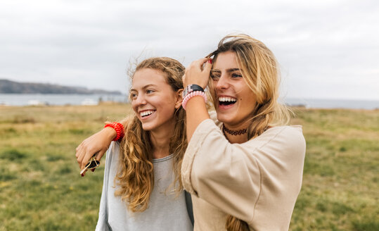 Zwei glückliche Teenager-Mädchen in Küstennähe - MGOF02459