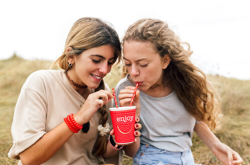 Zwei beste Freunde teilen sich einen Drink - MGOF02460