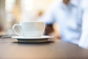 Eine Tasse Kaffee in einem Cafe - DIGF01229