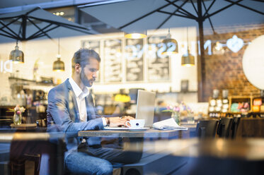 Geschäftsmann mit Laptop in einem Café - DIGF01255