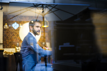 Selbstbewusster Geschäftsmann in einem Cafe - DIGF01259