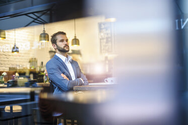 Seriöser Geschäftsmann in einem Cafe - DIGF01260