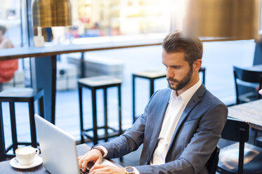 Geschäftsmann mit Laptop in einem Café - DIGF01265