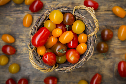 Korb mit gelben und roten Mini-Tomaten - LVF05326