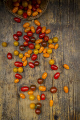 Gelbe und rote Mini-Tomaten auf Holz - LVF05328