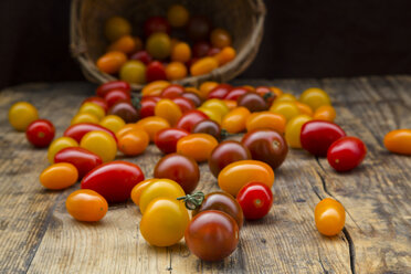 Gelbe und rote Mini-Tomaten auf Holz - LVF05329