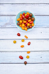 Bowl of yellow and red mini tomatoes - LVF05333