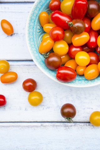 Schale mit gelben und roten Mini-Tomaten, lizenzfreies Stockfoto