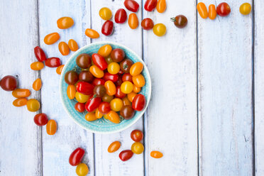 Bowl of yellow and red mini tomatoes - LVF05337