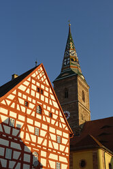 Deutschland, Mittelfranken, Eschenbach, Wolframs-Eschenbach, Turm der St. Nikolauskirche und Museum Wolframs - LBF01471