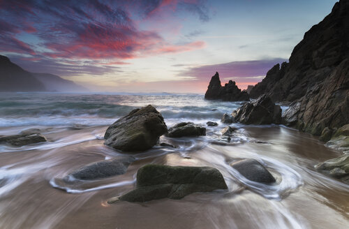 Spanien, Galicien, Strand von Campelo bei Sonnenuntergang in Valdovino - RAEF01500