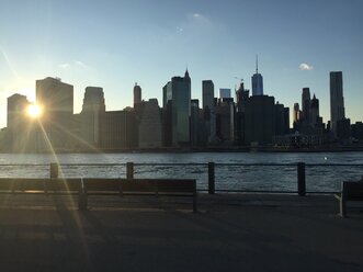 New York, Manhattan Skyline bei Sonnenuntergang - GIOF01467