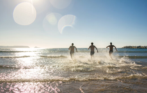 Friends running and jumping into the sea - DAPF00361