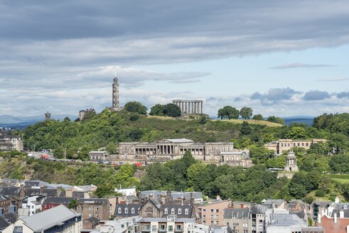 Vereinigtes Königreich, Schottland, Edinburgh, Calton Hill, Nelson-Denkmal links, Nationaldenkmal rechts - ELF01807