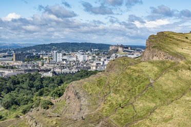 Vereinigtes Königreich, Schottland, Edinburgh, Klippe von Salisbury Crags und Altstadt mit Edinburgh Castle - ELF01809