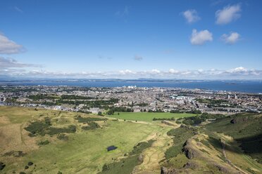 Vereinigtes Königreich, Schottland, Edinburgh, Blick über die Klippen von Salisbury Crags und die Altstadt, Firth of Forth - ELF01810