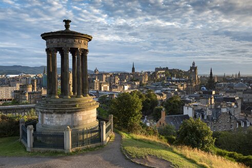 Vereinigtes Königreich, Schottland, Edinburgh, Stadtansicht von Carlton Hill mit Dugald Stewart Monument - ELF01811