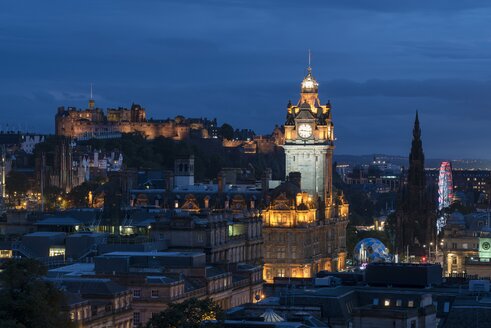 Vereinigtes Königreich, Schottland, Edinburgh, Altstadt mit Turm des Balmoral Hotel und Edinburgh Castle in den Abendstunden - ELF01812