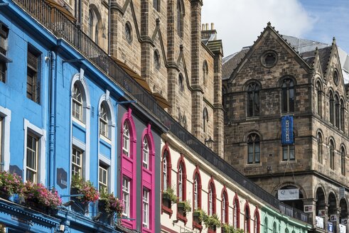 Vereinigtes Königreich, Schottland, Edinburgh, bunte Häuserreihe in der Victoria Street - EL01815