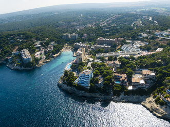 Spanien, Mallorca, Palma de Mallorca, Luftaufnahme, Cala Vinyes, Bucht - AMF04981