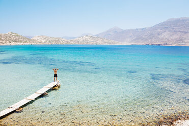 Griechenland, Kykladen-Inseln, Amorgos, Ägäisches Meer, Mann steht am Rande eines hölzernen Docks - GEMF01018