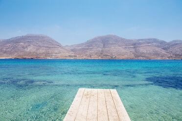 Griechenland, Kykladen, Amorgos, Insel Nikouria, Holzsteg und Ägäisches Meer - GEMF01029