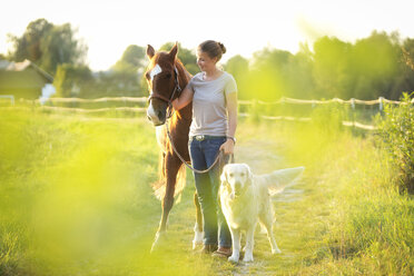 Junge Frau mit Pferd und Hund - MAEF12036