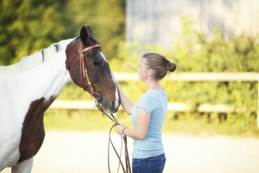 Junge Frau mit Pferd - MAEF12040