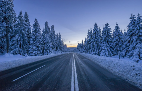 Deutschland, Niedersachsen, Nationalpark Harz, Straße im Winter, lizenzfreies Stockfoto