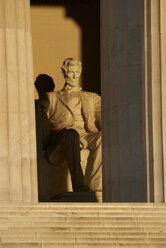 USA, Washington State, Lincoln Memorial in Washington DC at sunrise. - BCDF00005