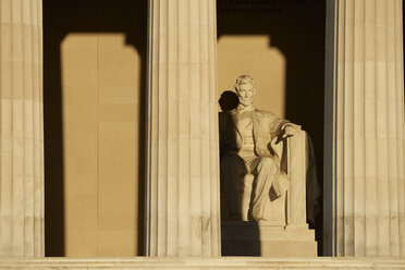 USA, Washington State, Lincoln Memorial in Washington DC at sunrise. - BCDF00006