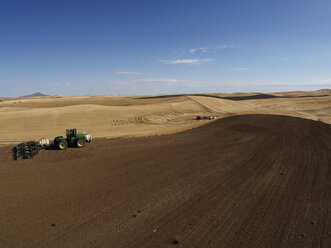 USA, Washington State, Palouse hills, wheat field and tractor - BCDF00015