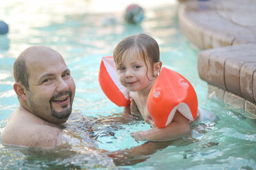 Porträt von Vater und kleiner Tochter zusammen im Schwimmbad - SHKF00672