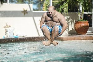Man jumping in swimming pool - SHKF00675