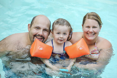 Family portrait in swimming pool - SHKF00681