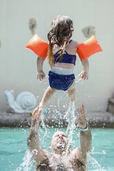 Vater spielt mit kleiner Tochter im Schwimmbad - SHKF00682