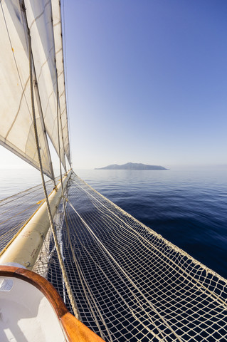 Italien, Sizilien, Lipari, Tyrrhenisches Meer, Äolische Inseln, Segelschiff, lizenzfreies Stockfoto