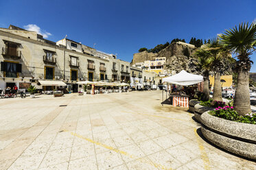 Italy, Sicily, Lipari, harbour promenade - THAF01766