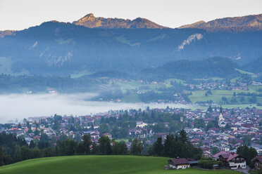 Deutschland, Bayern, Stillachtal bei Oberstdorf, Morgennebel, im Hintergrund der Engenkopf - WGF00968