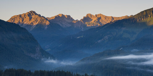 Germany, Bavaria, Stillach Valley near Oberstdorf, early morning fog, Schuesser, Hochgehrenspitze and Hammerspitze - WGF00969