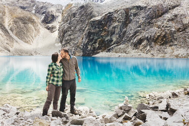 Peru, Cordillera Blanca, Huaraz, Huascaran National Park, couple kissing at Laguna 69 - GEMF01045